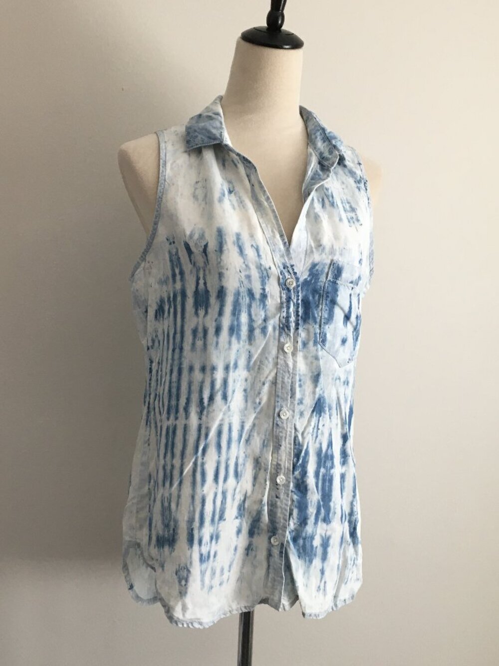 CLOTH & STONE Anthropololgie White Blue Tie Dye Sleeveless Button Top
